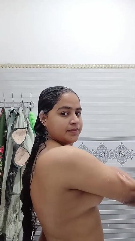 beautiful pakistani chubby girl bathing nude