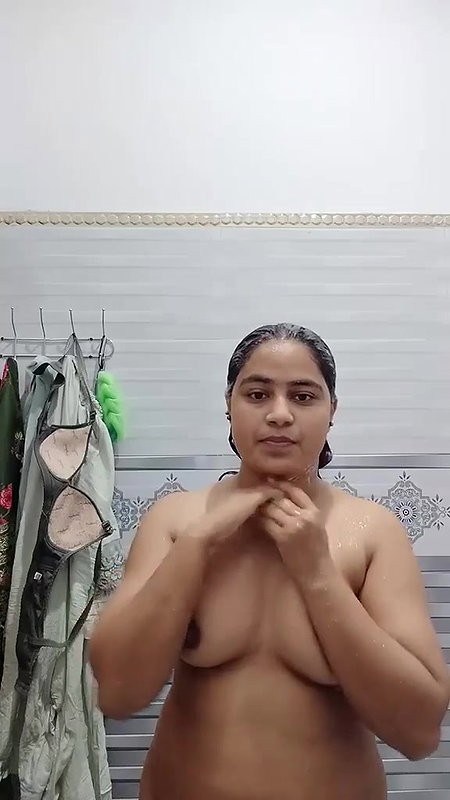 beautiful pakistani chubby girl bathing nude