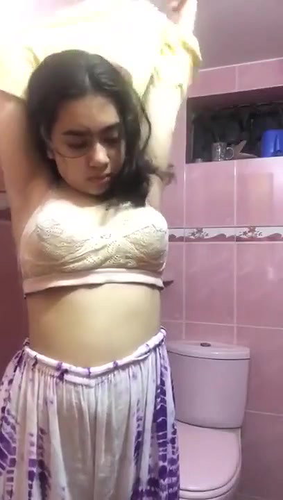 chubby girl nude show in bathroom
