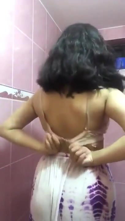 chubby girl nude show in bathroom