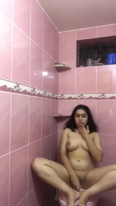chubby girl nude show in bathroom