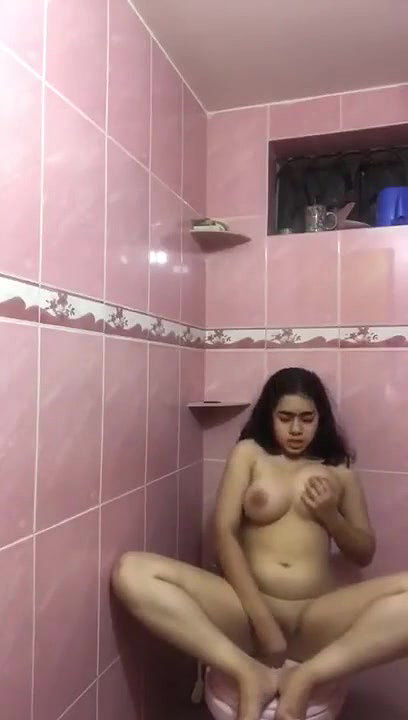 chubby girl nude show in bathroom