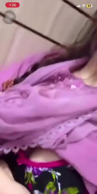 cute girl ne chuche dikhayi