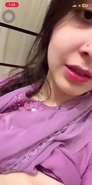 cute girl ne chuche dikhayi