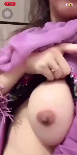 cute girl ne chuche dikhayi