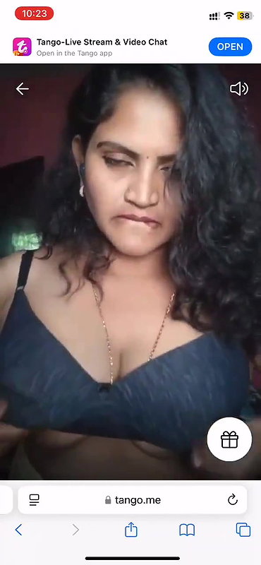 tango girl Madhu bra uthake boob dikhayi