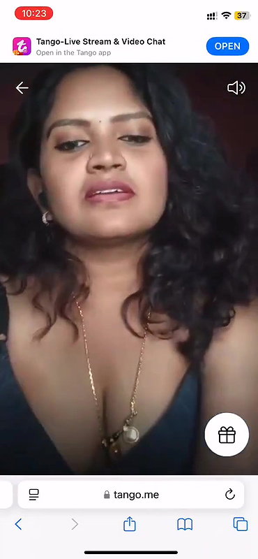 tango girl Madhu bra uthake boob dikhayi