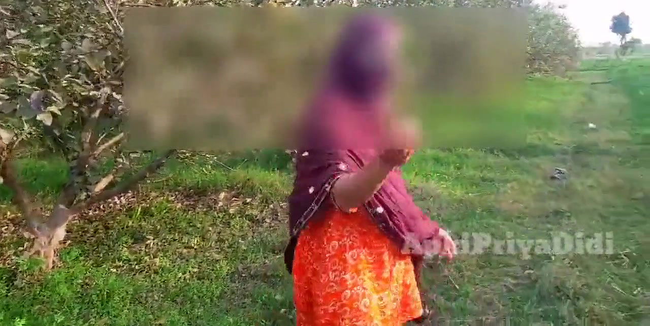 Indian sex Maa ke samne souteela Baap ne beti ko chud diya with hindi audio.  .