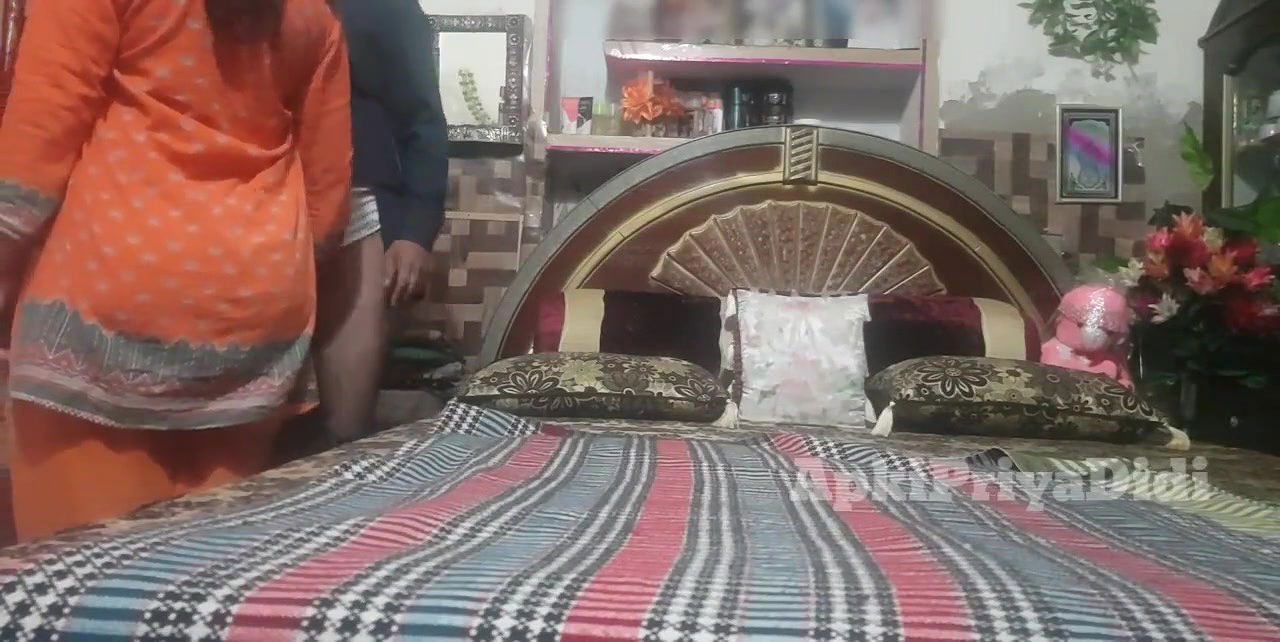 Indian sex Maa ke samne souteela Baap ne beti ko chud diya with hindi audio.  .