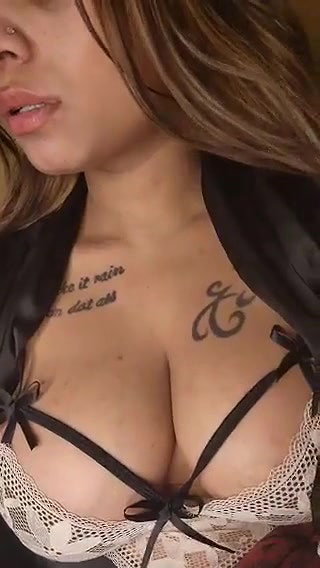Anam Khan Showing Nipples & Teasing on Twitter Live