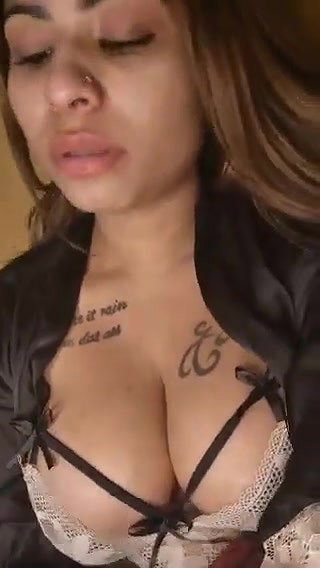 Anam Khan Showing Nipples & Teasing on Twitter Live