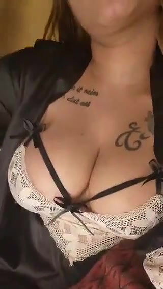 Anam Khan Showing Nipples & Teasing on Twitter Live