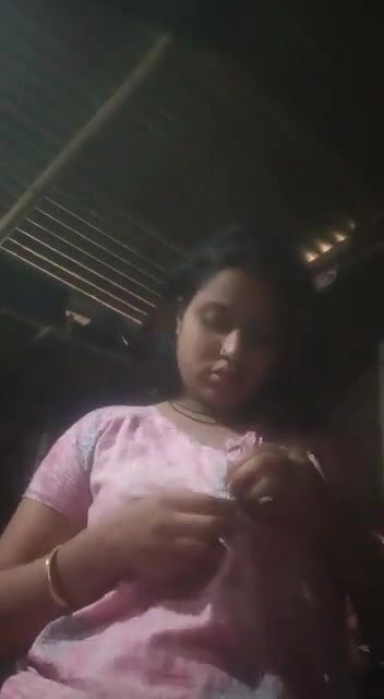 viral Indian wife with big boobs playing naughty