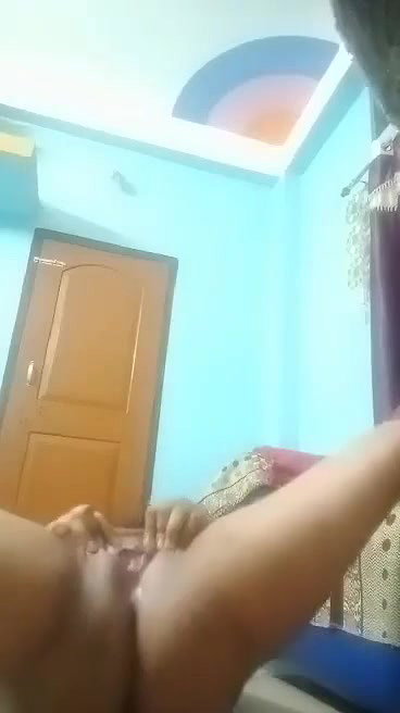 desi girl nude fingering horny pussy viral MMS