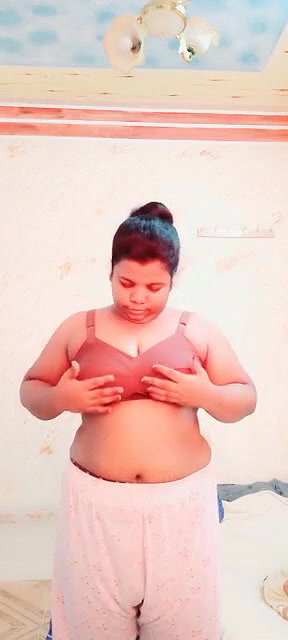 unsatisfied nude bhabhi playing with big boobs