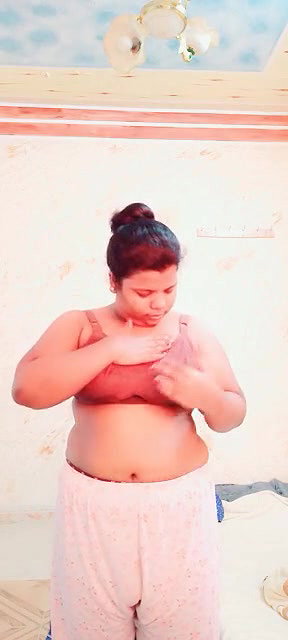 unsatisfied nude bhabhi playing with big boobs