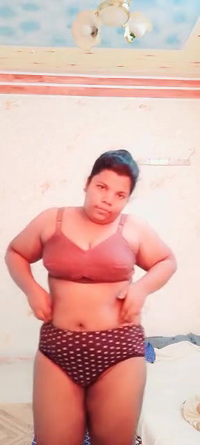 unsatisfied nude bhabhi playing with big boobs