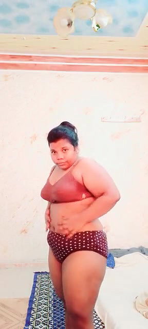 unsatisfied nude bhabhi playing with big boobs