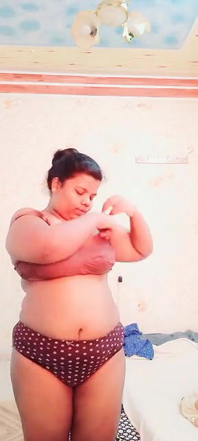 unsatisfied nude bhabhi playing with big boobs