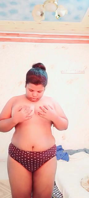 unsatisfied nude bhabhi playing with big boobs