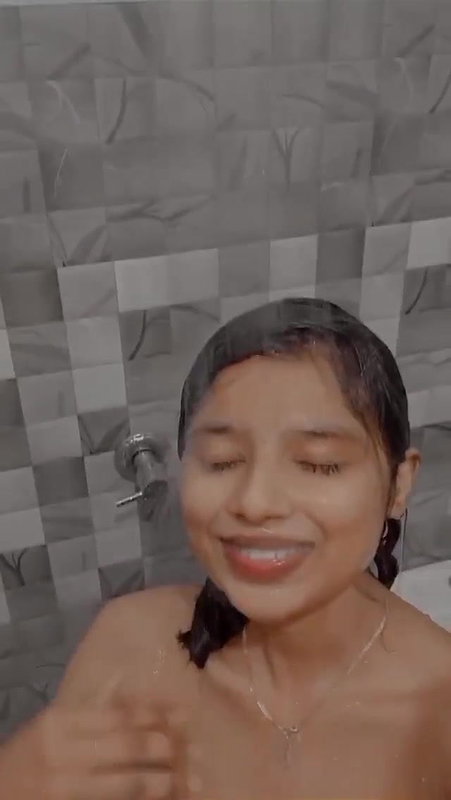 cute girlfriend nude bath selfie viral video