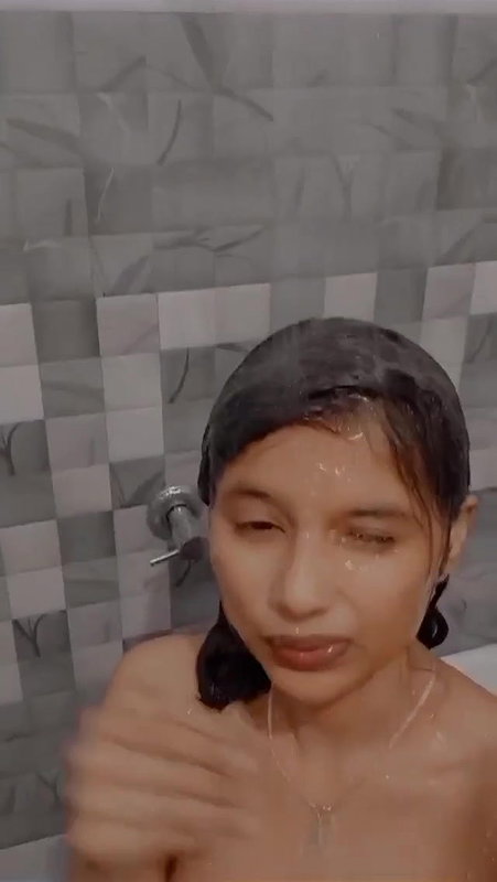cute girlfriend nude bath selfie viral video