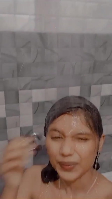 cute girlfriend nude bath selfie viral video
