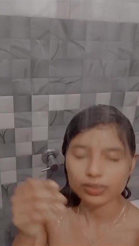 cute girlfriend nude bath selfie viral video