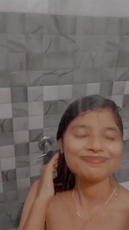 cute girlfriend nude bath selfie viral video