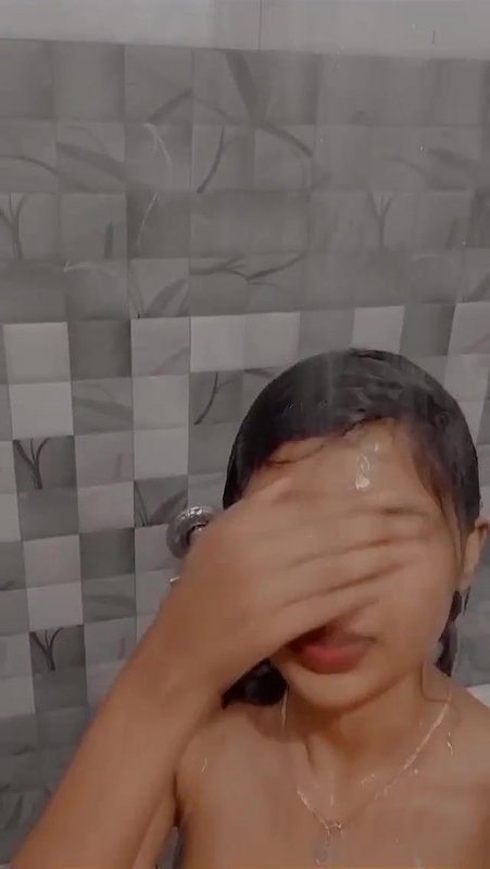 cute girlfriend nude bath selfie viral video