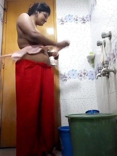 MILF nude bath viral video taken for lover