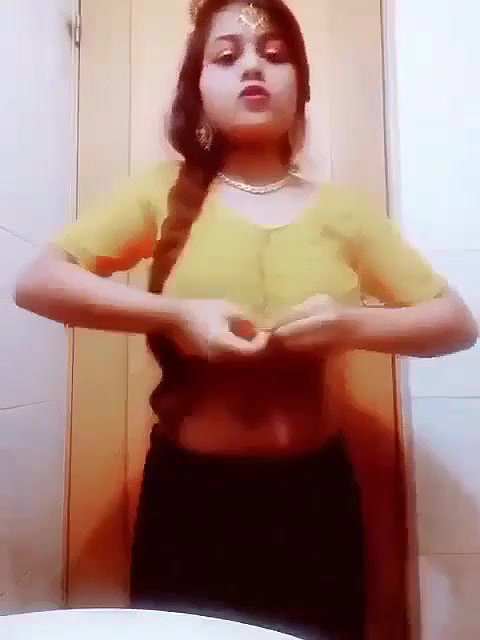 Beautiful Cute Girl With Bigboobs Showing