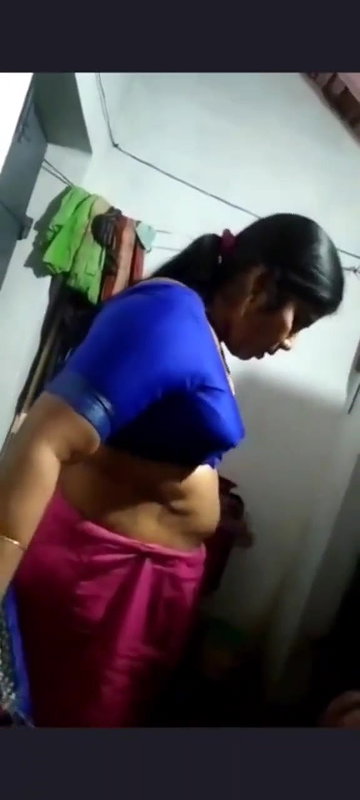 Dehati MILF changing saree and boob show MMS