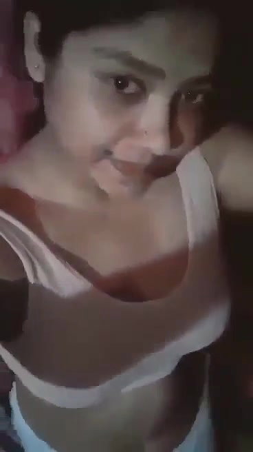 Bangladeshi girl topless boobs showing clip