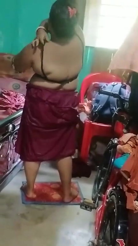 Bangladeshi sex Boudi wet body after viral bath