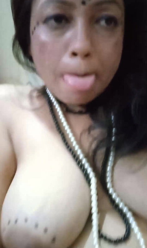 Assamese desi mature sex aunty dildoing pussy