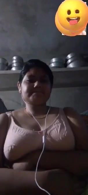 busty girl boobs show on video call viral show