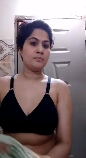 Bangladeshi unmarried girl boobs show viral video