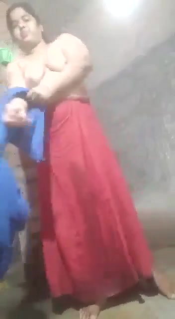 busty Bengali bhabhi viral nude bath video