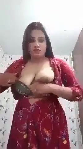 Pakistani girl naked boobs show selfie video