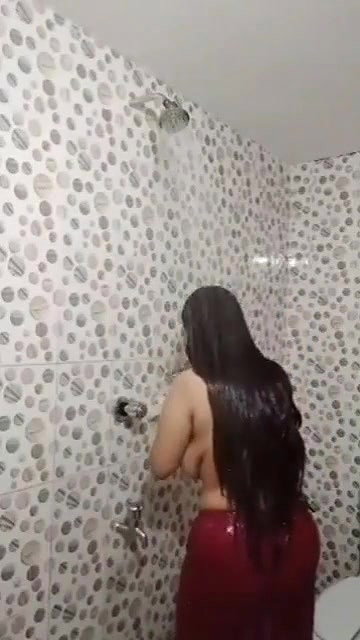 Bengali girl nude bath showing huge boobs