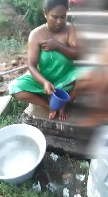 village bhabhi outdoor nude bath caught by devar