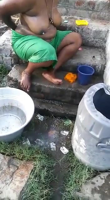 village bhabhi outdoor nude bath caught by devar