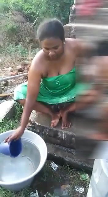 village bhabhi outdoor nude bath caught by devar