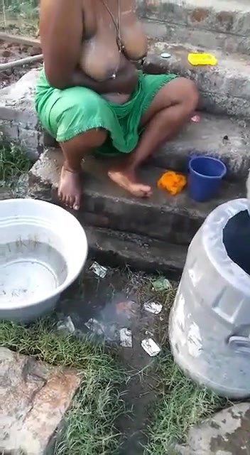 village bhabhi outdoor nude bath caught by devar