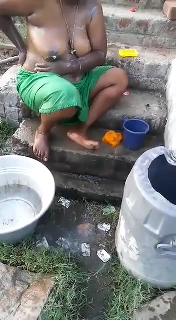 village bhabhi outdoor nude bath caught by devar