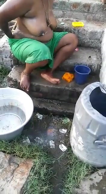 village bhabhi outdoor nude bath caught by devar