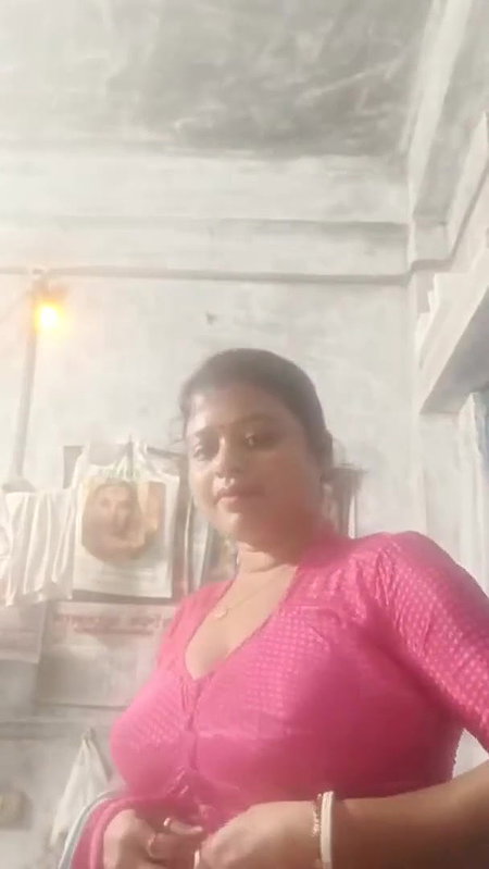 Bengali bhabhi showing her huge boobs