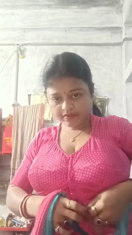 Bengali bhabhi showing her huge boobs