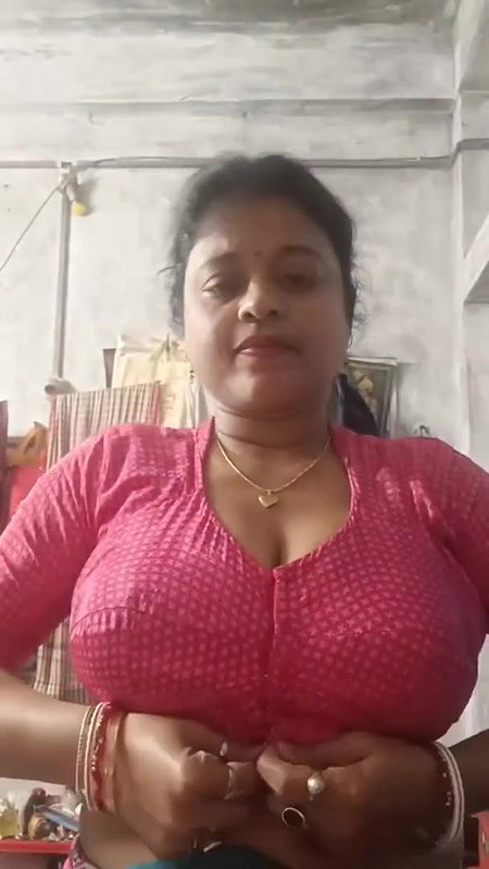 Bengali bhabhi showing her huge boobs